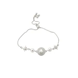 Elegante bracciale in argento con perle, motivi a stella e un ciondolo luccicante.
