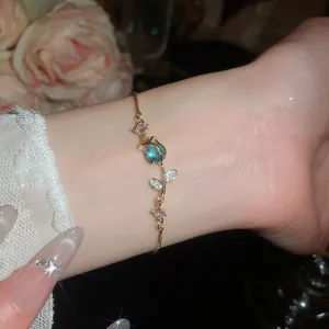 Elegante bracciale in oro con motivo a tulipano blu e zirconi scintillanti al polso