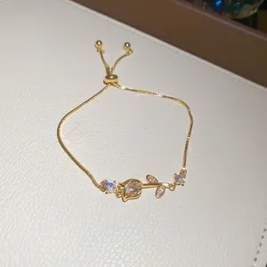 Primo piano dell'elegante bracciale a tulipano dorato con dettagli in zirconi