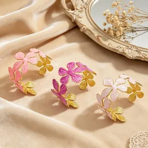 Elegante bracciale a polsino floreale in acciaio inossidabile con petali in smalto rosa