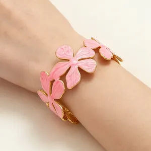 Bracciale a fiori in smalto rosa stile francese, raffinato bracciale rigido dorato