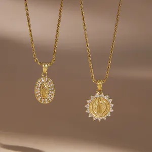 Nahaufnahme von Vintage-Goldketten aus Titanstahl mit religiösen Anhängern und Steinen.