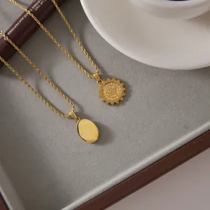 Detailansicht goldener Retro-Kordelketten mit Sonnen- und ovalen Medaillon-Anhängern