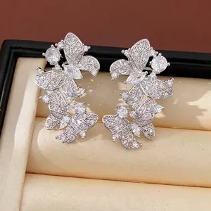 Eleganti orecchini a farfalla color argento con pietre di zircone scintillanti