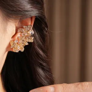 Elegante ear cuff a farfalla placcato oro 18 carati con pietre di zirconia cubica