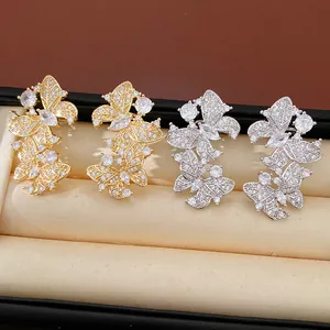 Dettaglio di eleganti orecchini a farfalla in oro e argento con zirconi lucenti