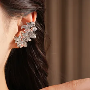 Vista dettagliata di un ear cuff a farfalla placcato oro 18k con zirconi scintillanti