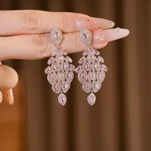 Orecchini a foglia vintage con ago in argento e zirconi rosa, gioielli eleganti raffinati.