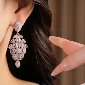 Eleganti orecchini pendenti vintage con zirconi rosa e finitura argento per donna