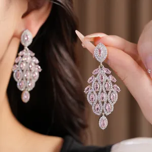 Dettaglio ravvicinato di orecchini vintage a forma di foglia con zirconi rosa brillanti