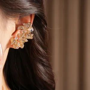 Primo piano di un elegante ear cuff a farfalla in argento dorato 18k con zirconi lucidi