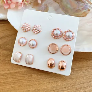 Vista detallada de un elegante juego de 6 pares de pendientes de perlas y oro rosa
