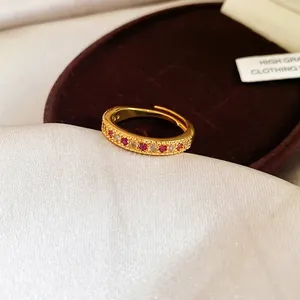 Εξαιρετικό ανοιχτό δαχτυλίδι 24 καρατίων με κόκκινα και λευκά ζιργκόν σε στυλ παλατιού