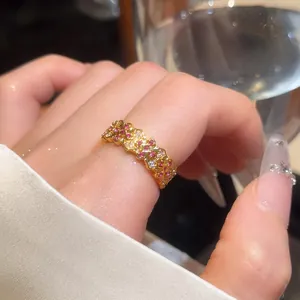 Λεπτομερής προβολή ανοιχτού δαχτυλιδιού 24k με ροζ και λευκές πέτρες ζιργκόν