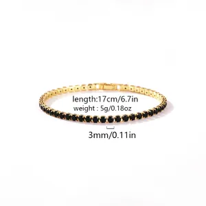 Detailansicht eines 18k vergoldeten Tennisarmbands mit 3mm schwarzen Steinen und Maßen