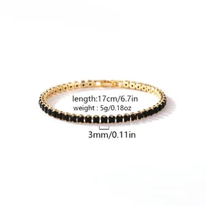 Detailansicht eines 18 Karat vergoldeten Armbands mit schwarzen 3 mm Quadratsteinen