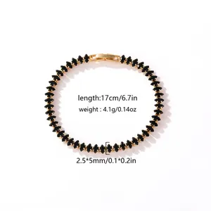 Detailansicht eines 18k vergoldeten Armbands mit schwarzen Steinen und Maßen.
