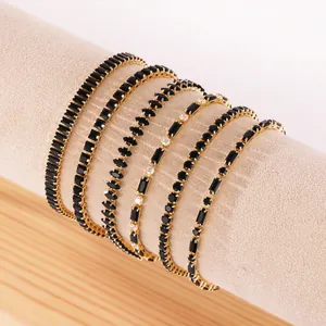 Detailansicht eleganter 18k vergoldeter Krallenkettenarmbänder mit schwarzen Steinen