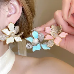 Elegante 18K vergoldete Zirkon Blumen Perlenohrringe in drei verschiedenen Farben