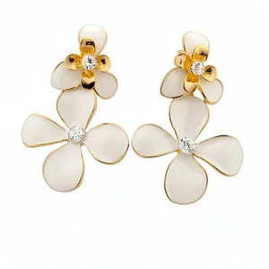 Eleganti orecchini a fiore in smalto bianco con placcatura oro e strass lucenti