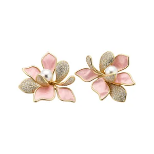 Elegante 18K vergoldete Blumenohrringe mit rosa Blütenblättern, Zirkonia und Perlen.