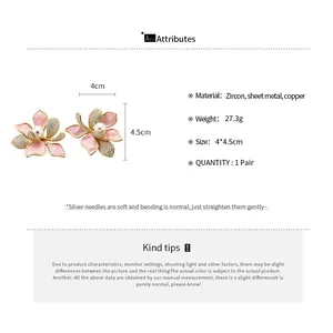 Detailansicht der 18K vergoldeten Blumenohrringe mit rosa Petalen, Perlen und Zirkonia