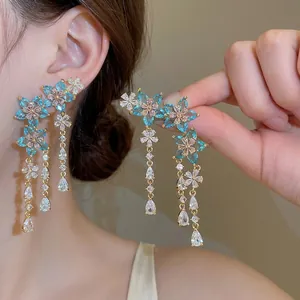 Orecchini a Bottone con Nappina a Fiore in Stile Palazzo in Rame Placcato Oro con Zirconia Gioielli Eleganti per Donna Festa