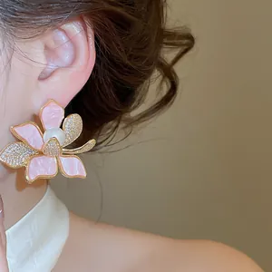 Nahaufnahme eleganter 18K vergoldeter Blumenohrringe mit rosa Blüten und Perlen