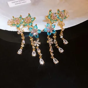 Orecchini a nappa con fiori di zircone con cristalli blu e rosa su metallo oro.