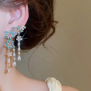 Eleganti orecchini in argento con fiori e nappe in zircone blu in stile palazzo raffinato.