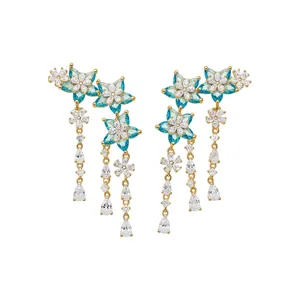 Eleganti orecchini stile palazzo con fiori in zircone blu e nappe in cristallo.