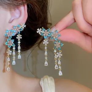 Orecchini floreali con zirconi blu e pendenti a goccia in raffinato stile palazzo