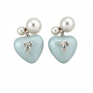 Eleganti orecchini a lobo a cuore azzurro con dettaglio fiocco argento e perle