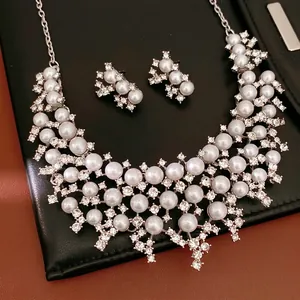 Ensemble de Bijoux Luxueux Palais Vintage Ajouré Perle Artificielle Strass pour Femmes Argent Alliage Collier Boucles d'Oreilles Fête Mariage Bijoux