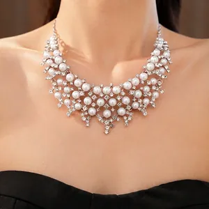 Collier élégant en perles creuses avec des strass étincelants dans un style de palais