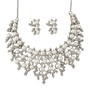 Parure de bijoux élégante avec collier de perles et strass et boucles d'oreilles