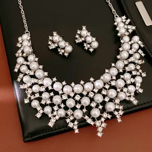 Gros plan sur un ensemble collier et boucles d'oreilles élégant en perles et strass