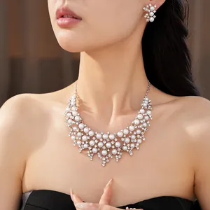 Gros plan élégant d'un ensemble collier et boucles d'oreilles en perles vintage