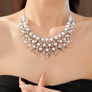Magnifique collier plastron vintage en perles et strass porté par un mannequin chic