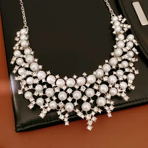 Élégant collier de perles et strass de style palais sur fond de cuir noir raffiné