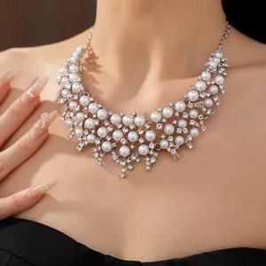 Vue détaillée d'un élégant collier multicouche avec perles et strass sur le modèle