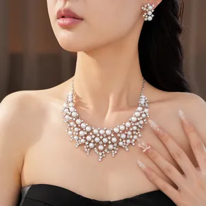 Parure de bijoux de style palais avec collier de perles multicouche et boucles d'oreilles