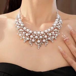 Gros plan très détaillé d'un collier de perles de style palais avec strass ajourés