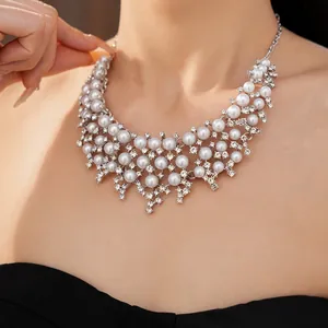 Gros plan d'un collier de perles élégant avec des strass étincelants de style palais
