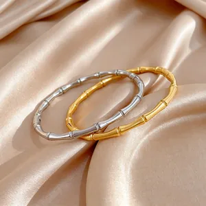 Detalle de elegantes pulseras de acero inoxidable con diseño de nudo de bambú en satén