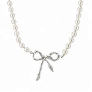 Collana di perle bianche eleganti con ciondolo a fiocco in argento testurizzato