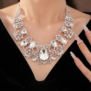 Collier plastron élégant avec cristaux en forme de fleurs et de larmes en argent.
