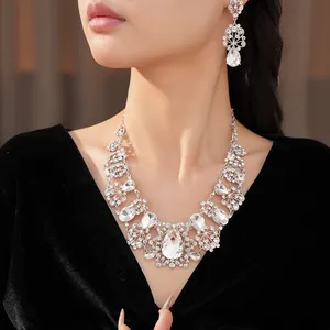 Vue détaillée d'un ensemble collier et boucles d'oreilles élégant en strass fleur et goutte