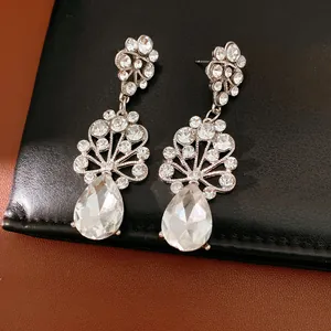 Gros plan de boucles d'oreilles fleur en goutte avec cristaux étincelants