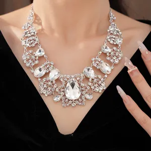 Gros plan sur un collier de style palais vintage avec cristaux en forme de goutte